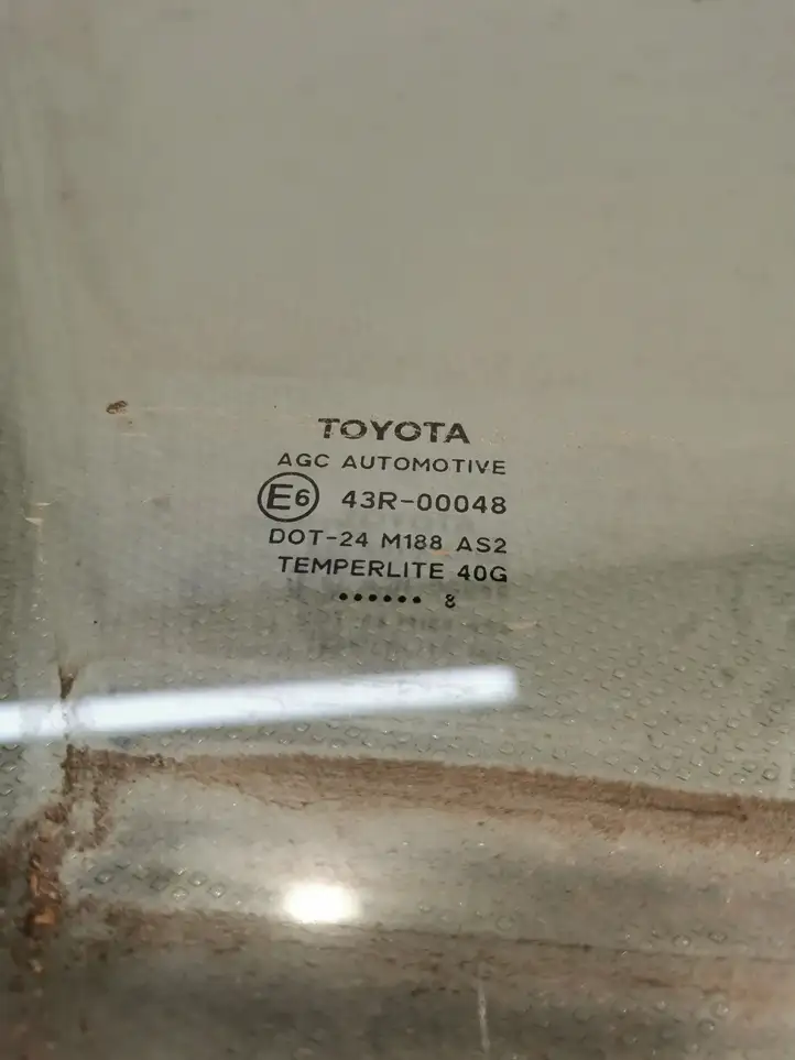 Toyota Yaris (2019 - ) Стекло задней двери — фото 2