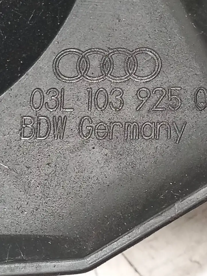 Audi A6 S6 C6 4F (2008 - 2011) 03L103925C Крышка двигателя декоративная — фото 3