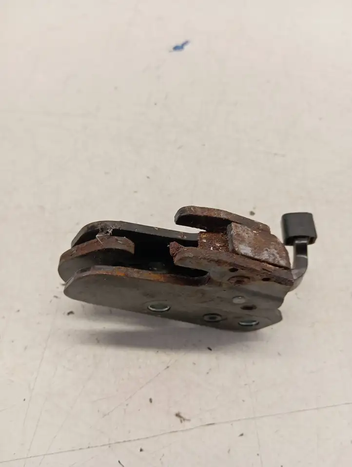 Volkswagen Transporter-Caravelle (2003 - 2009)  7H0883389D Замок опоры спинки сиденья