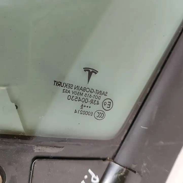 Tesla Model X (2015 - 2021) 105520500D Форточка двери — фото 5