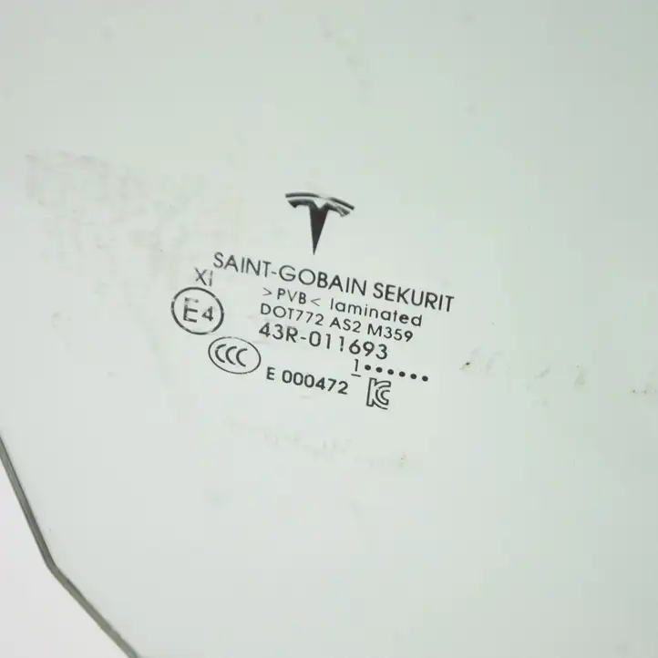 Tesla Model 3 (2017 - 2023) 156856900C Стекло передней двери — фото 5