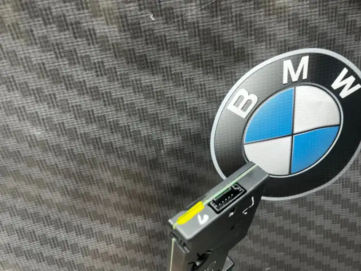 BMW 3 E90 E91 (2005 - 2012) 9193841 Усилитель антенны — фото 2