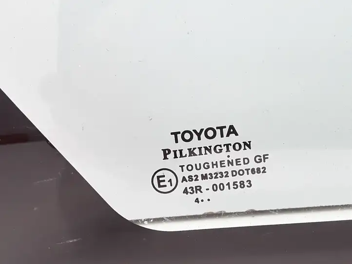 Toyota Corolla E120 E130 (2004 - 2007) 43R001583 Заднее боковое стекло — фото 2