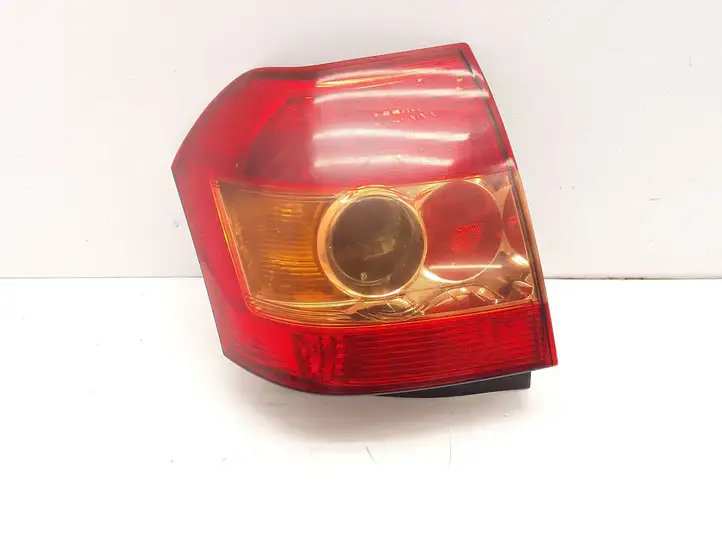 Toyota Corolla E120 E130 (2004 - 2007) 8155002300 Задний фонарь в кузове — фото 1