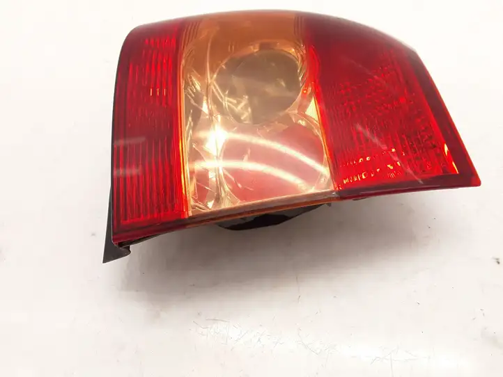 Toyota Corolla E120 E130 (2004 - 2007) 8155002300 Задний фонарь в кузове — фото 4