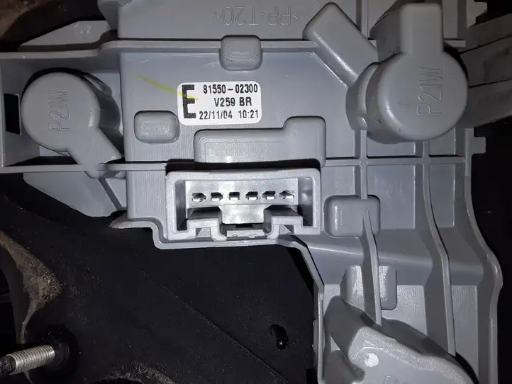 Toyota Corolla E120 E130 (2004 - 2007) 8155002300 Задний фонарь в кузове — фото 6