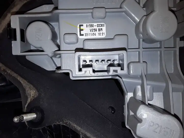 Toyota Corolla E120 E130 (2004 - 2007) 8155002300 Задний фонарь в кузове — фото 7
