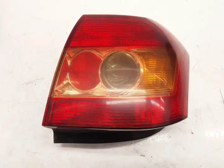 Toyota Corolla E120 E130 (2004 - 2007) 8156002300 Задний фонарь в кузове — фото 1