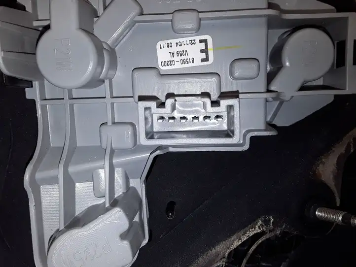 Toyota Corolla E120 E130 (2004 - 2007) 8156002300 Задний фонарь в кузове — фото 7