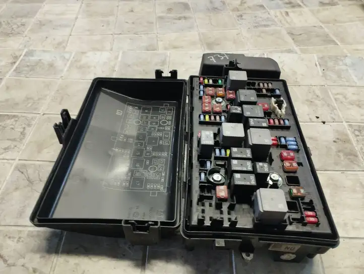 Opel Insignia A (2008 - 2017) 1334347901 Блок предохранителей — фото 1