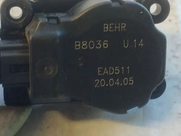 Opel Zafira B (2003 - 2006) B8036 Двигатель задвижки потока воздуха — фото 2