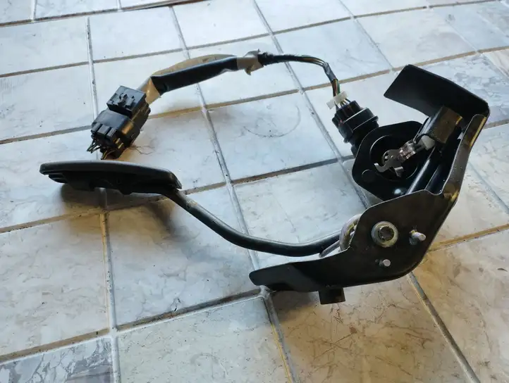 Toyota Corolla Verso AR10 (2004 - 2009) 822230F040C Педаль акселератора — фото 4