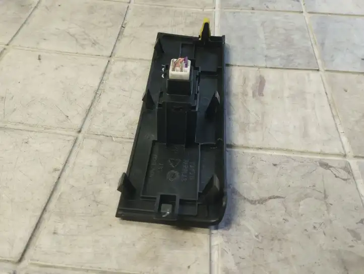 Toyota Corolla Verso AR10 (2004 - 2009) 742310F030 Блок кнопок стеклоподъемников — фото 4