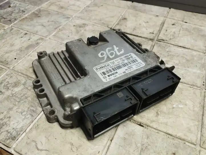 Ford Focus (2011 - 2015) CV6112A650AMF Блок управления двигателем (ЭБУ) — фото 1