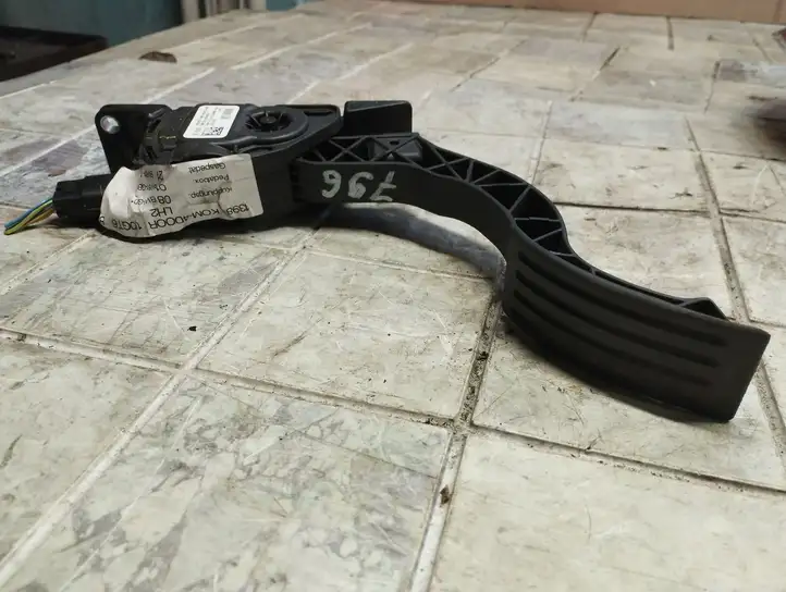 Ford Focus (2011 - 2015) BV619F836AB Педаль акселератора — фото 1