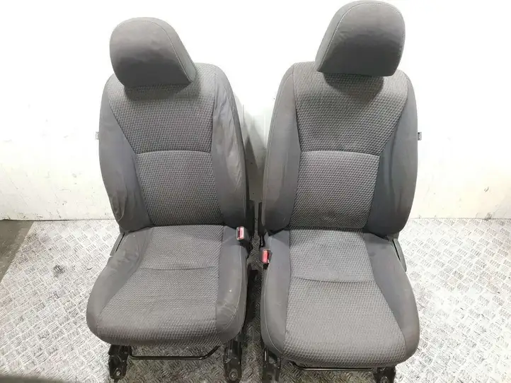 Toyota Verso (2012 - 2015) Переднее сиденье водителя — фото 1
