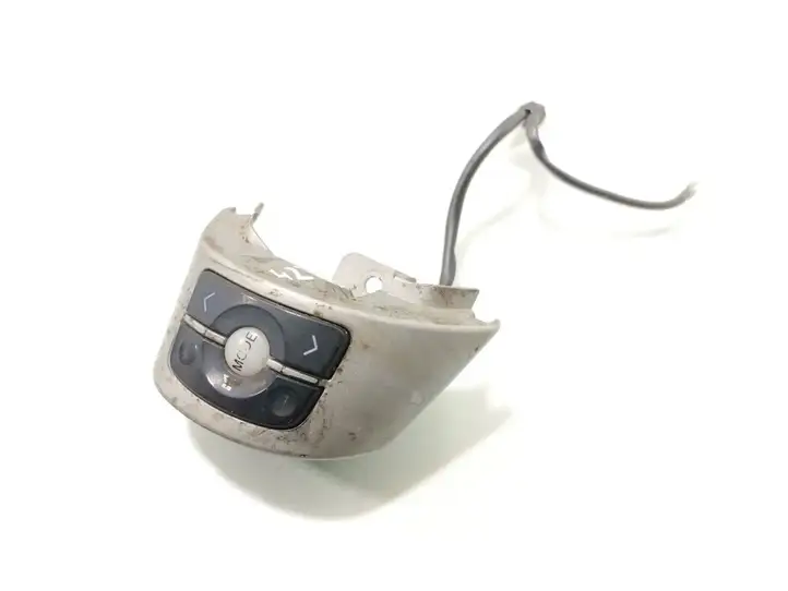 Toyota Yaris (2005 - 2009) 75B412 Кнопки на рулевом колесе — фото 1