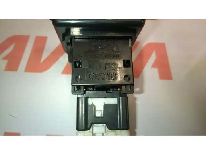 Nissan Almera (2000 - 2006) 06016 Включатель аварийных фонарей — фото 4
