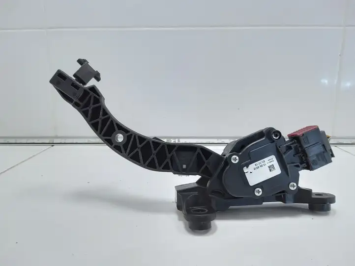 Kia Ceed (2012 - 2015) A10032700A6100 Педаль акселератора — фото 3