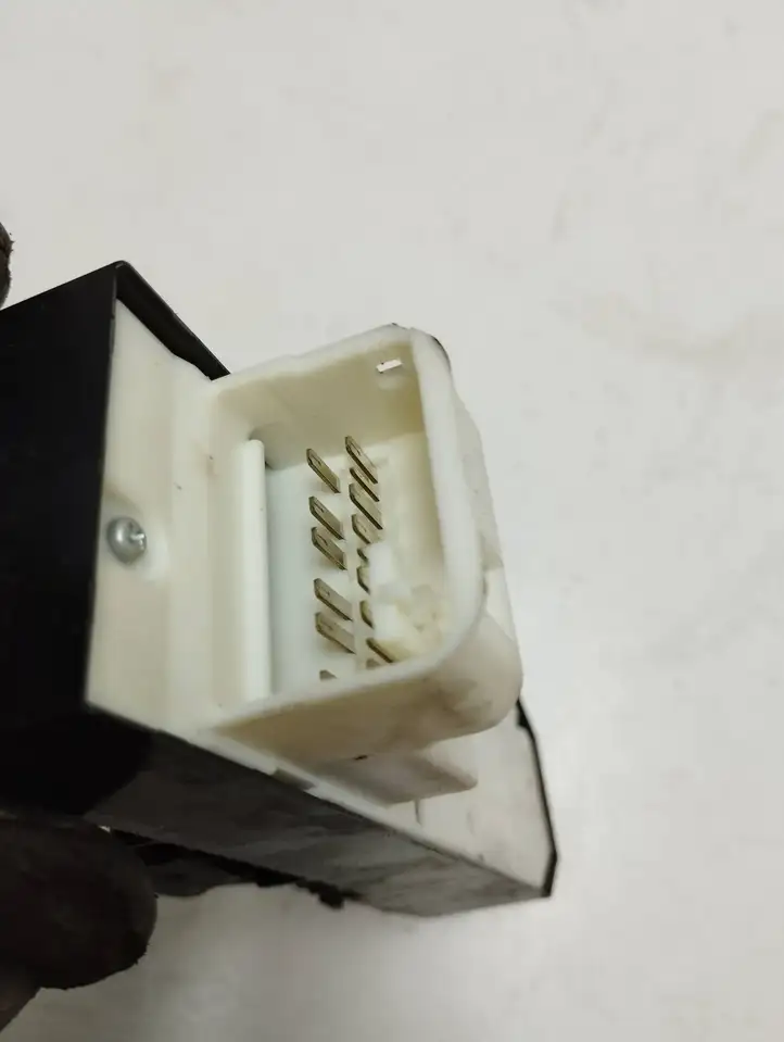 Toyota Yaris (2009 - 2012) Кнопка стеклоподъемников — фото 2