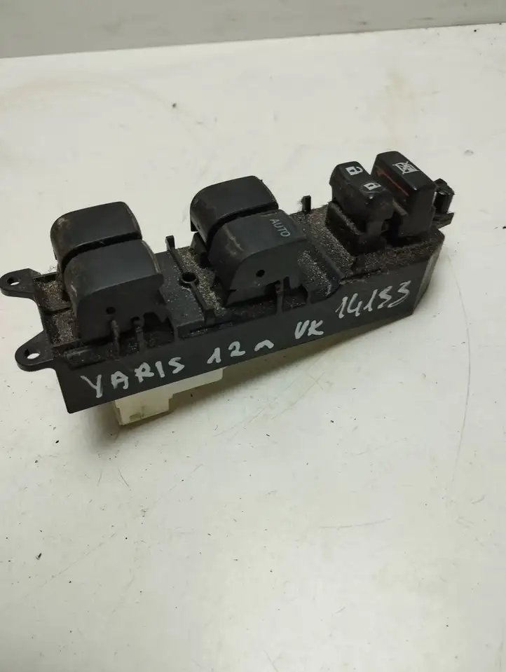 Toyota Yaris (2009 - 2012) Кнопка стеклоподъемников — фото 3