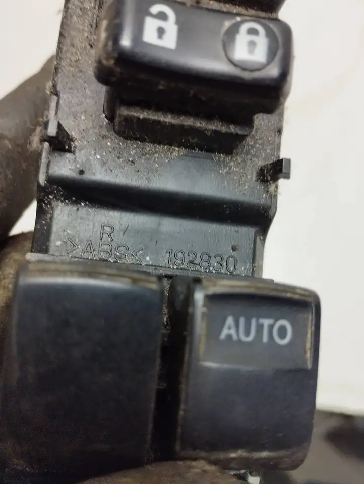 Toyota Yaris (2009 - 2012) Кнопка стеклоподъемников — фото 6