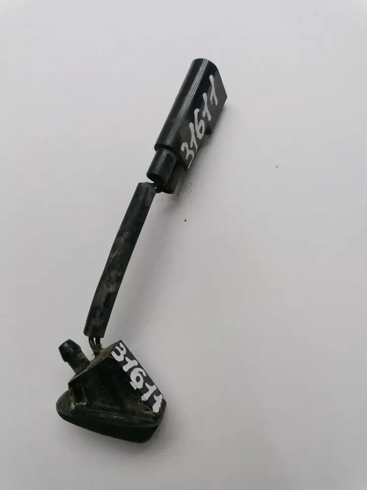 Ford Focus (2005 - 2008) XS4117666A Форсунка омывателя лобового стекла — фото 1