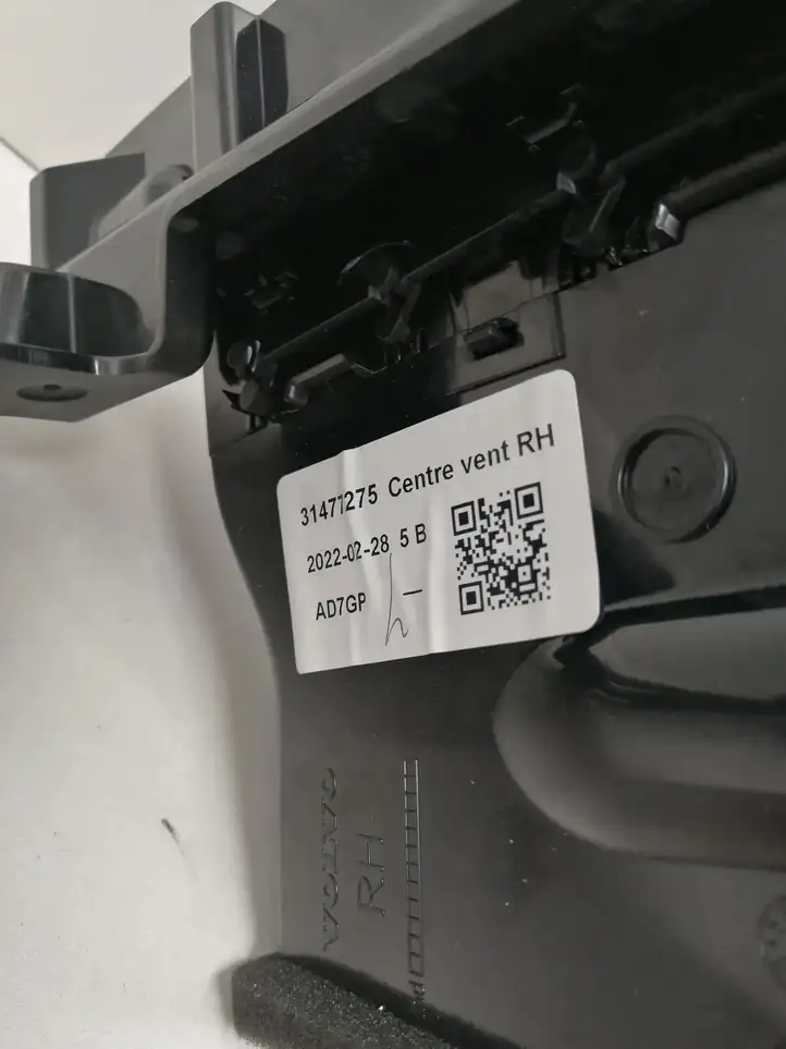 Volvo XC60 (2017 - ) 31417738 Центральный воздушный дефлектор — фото 4