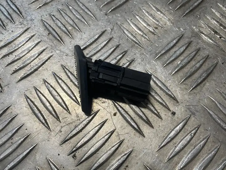 Ford Focus (1998 - 2004) 98AG19B514AC Кнопка закрытия крышки багажника — фото 2
