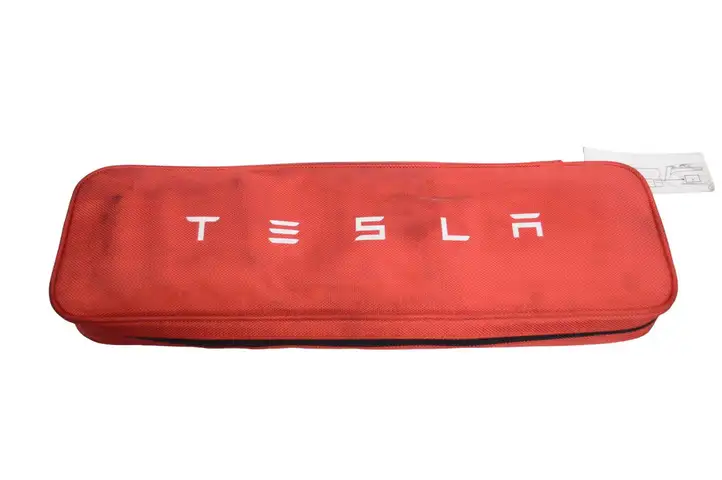 Tesla Model S (2016 - 2021) Автомобильная аптечка — фото 1