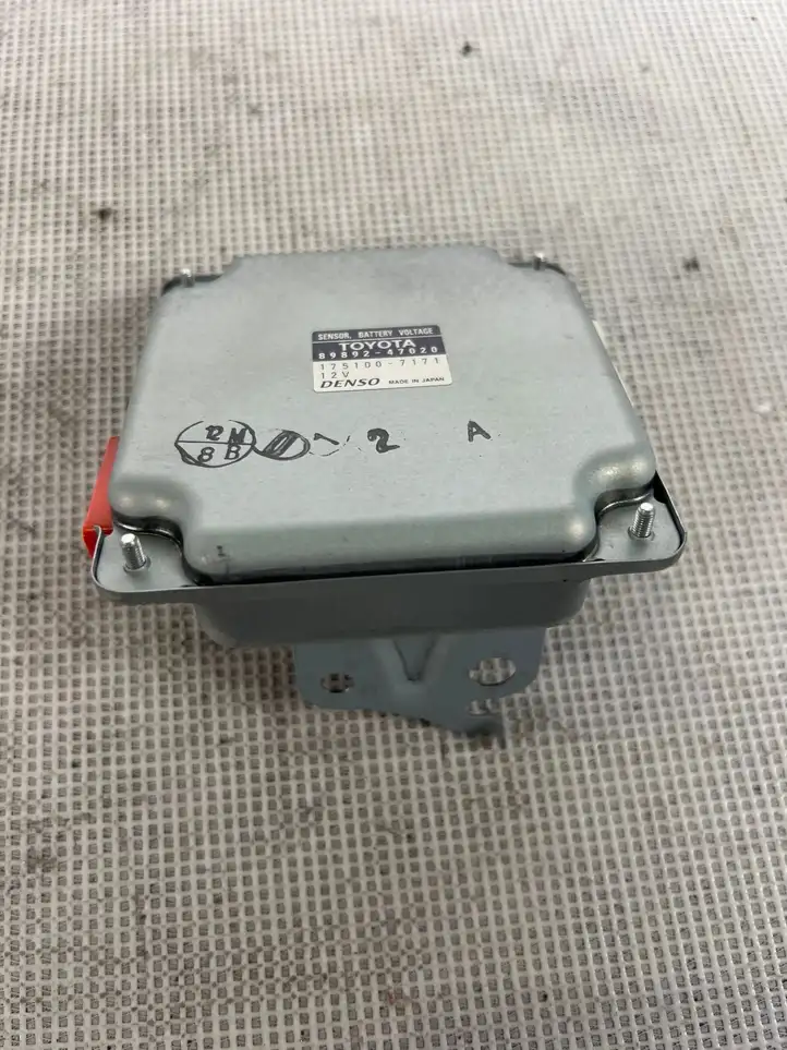 Toyota Prius (XW30) (2009 - 2015) 8989247020 Блок управления аккумулятором — фото 1