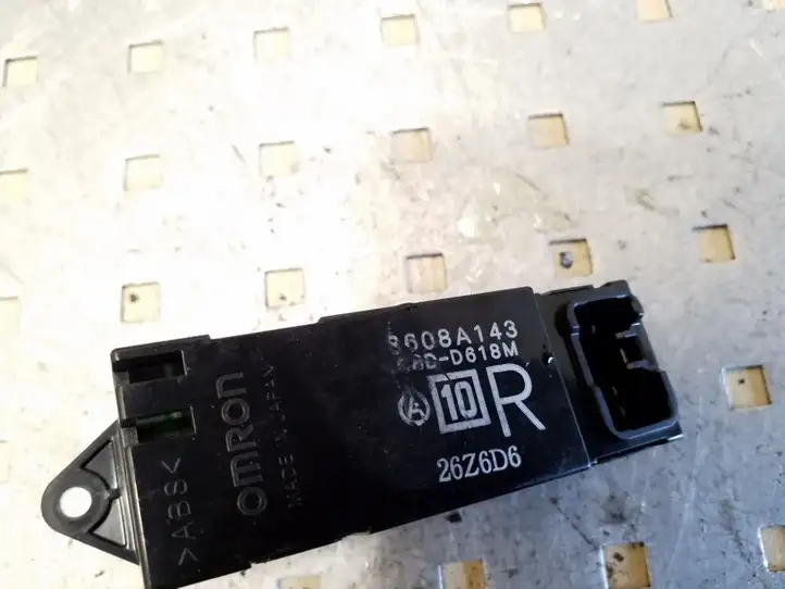 Mitsubishi Pajero (2006 - 2011) 8608A143 Кнопка стеклоподъемников — фото 2