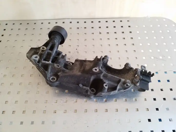 Nissan Qashqai (2010 - 2013) 8200881264 Кронштейн генератора — фото 1