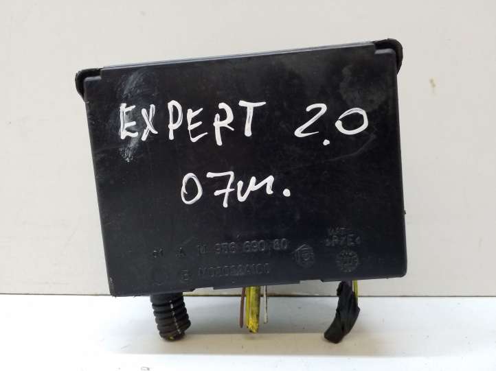 Peugeot Expert (2007 - 2016)  1495669080 Блок монтирования реле