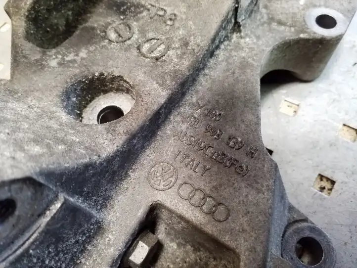 Audi A4 S4 B8 8K (2007 - 2011) 03L903139H Кронштейн генератора — фото 2