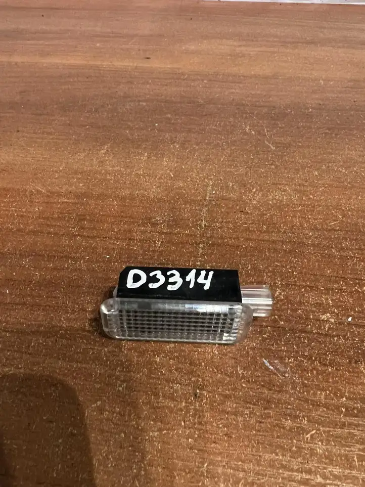 Audi A4 S4 B8 8K (2007 - 2011) 4E0947415 Передняя подсветка — фото 2
