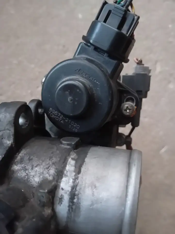 Toyota Corolla E120 E130 (2000 - 2004) 8967221020 Дроссельная заслонка — фото 3