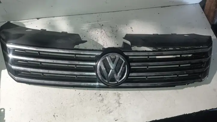 Volkswagen PASSAT B7 (2011 - 2014) Верхняя решетка радиатора — фото 1