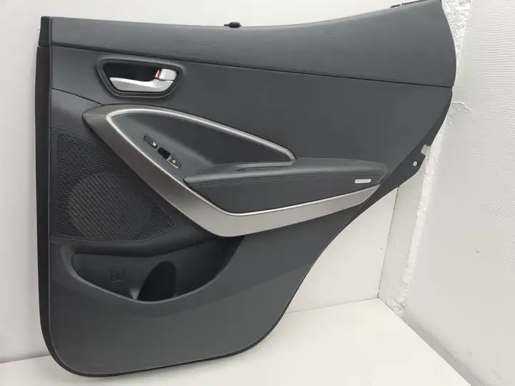 Hyundai Santa Fe (2012 - 2015) M02412W010 Обшивка задней двери — фото 1