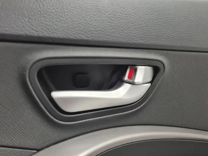 Hyundai Santa Fe (2012 - 2015) M02412W010 Обшивка задней двери — фото 2