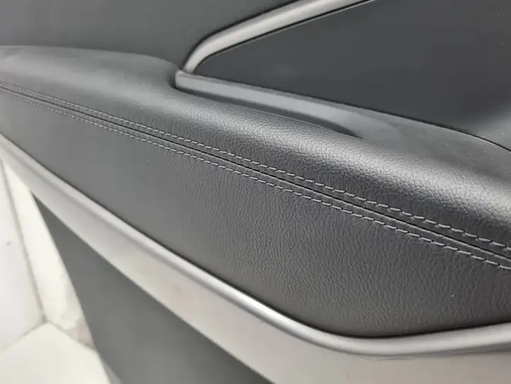Hyundai Santa Fe (2012 - 2015) M02312W010 Обшивка задней двери — фото 4