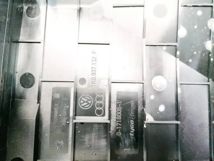 Volkswagen Golf V (2003 - 2009) 1K0937132F Крышка ящика аккумулятора — фото 3