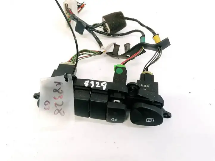 Hyundai H-1, Starex, Satellite (2004 - 2007) 937554A120 Кнопка обогрева стекла — фото 1