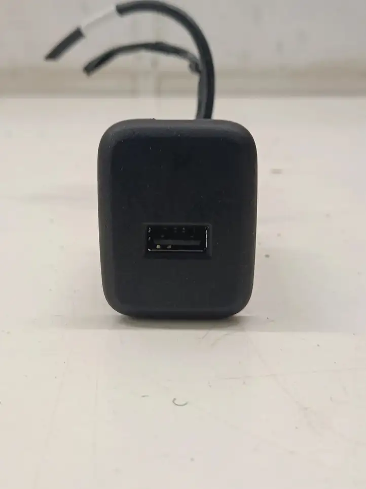 Opel Insignia B (2017 - ) 13596807 USB разъем — фото 1