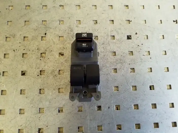 Toyota Yaris (2005 - 2009) Кнопка стеклоподъемников — фото 1