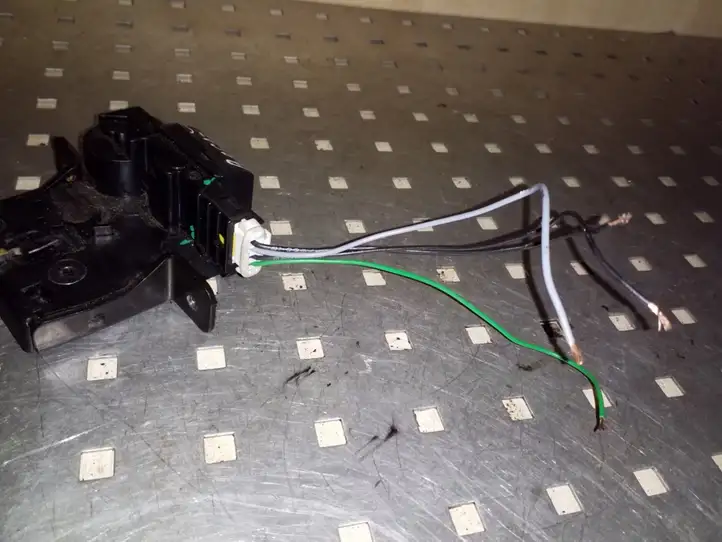 Nissan Qashqai (2006 - 2010) 90502AV78E Замок крышки багажника — фото 3