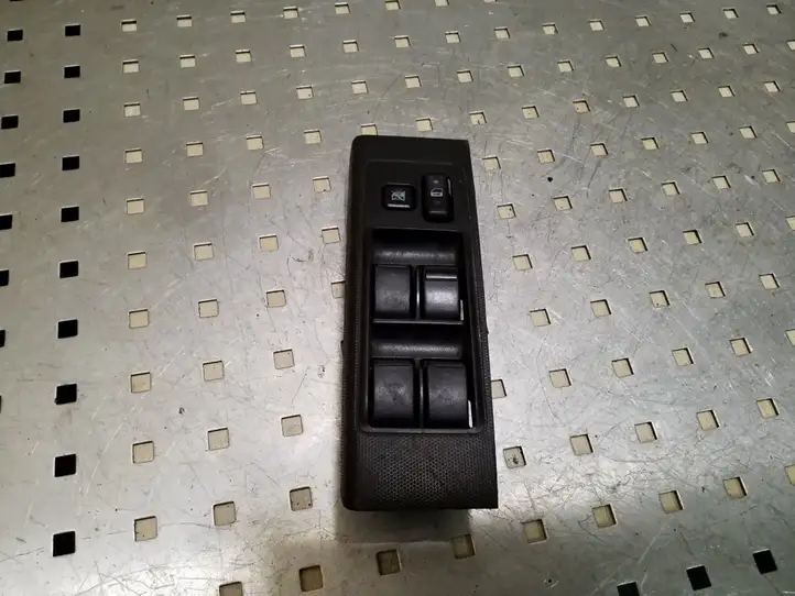 Toyota Corolla Verso E121 (2004 - 2007) 848200F010 Кнопка стеклоподъемников — фото 1