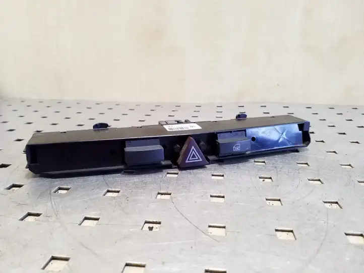 Opel Astra H (2004 - 2009) 03758075 Включатель аварийных фонарей — фото 1