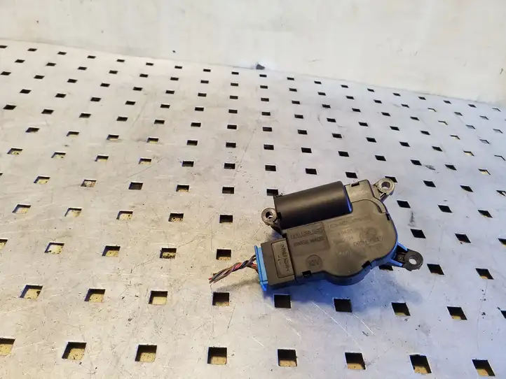 Volkswagen Touareg I (2002 - 2010) 52411483R04 Двигатель задвижки потока воздуха — фото 1