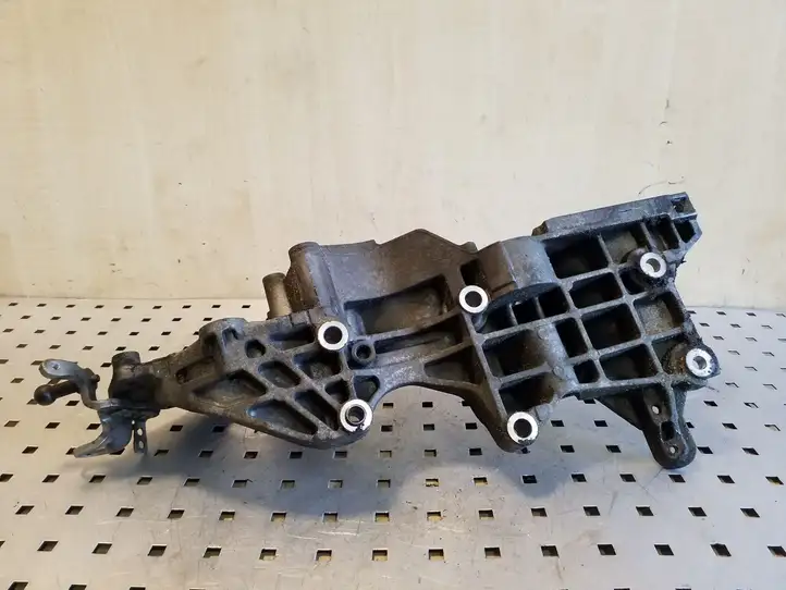 Skoda Octavia Mk2 (1Z) (2004 - 2013) 03L903143Q Кронштейн генератора — фото 4
